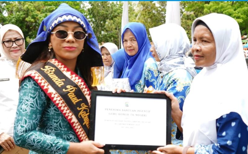 Bunda PAUD Lampung Selatan Zita Anjani menyerahkan secara simbolis insentif tenaga pendidik dalam kegiatan Gebyar Bunda PAUD Lamsel, Rabu, 22 Oktober 2025.(Foto.Diskominfo Lamsel)