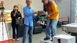 Mewakili PWI Lampung H.Rony menyerahkan Piala untuk Juara di Drachem Dandim Cup 2025 ( Poto Aldi ).