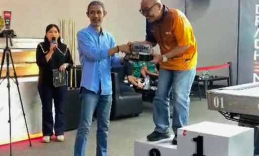 Mewakili PWI Lampung H.Rony menyerahkan Piala untuk Juara di Drachem Dandim Cup 2025 ( Poto Aldi ).