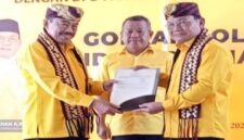 Poto: Penyerahan Sertifikat Kantor Golkar kepada Plt Ketua Golkar Bandarlampung, Riza Mirhadi, ( dok Partai Golkar Bandar Lampung).