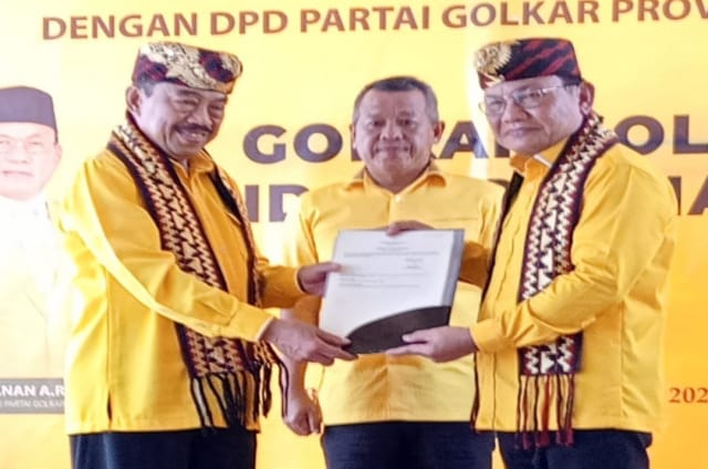 Poto: Penyerahan Sertifikat Kantor Golkar kepada Plt Ketua Golkar Bandarlampung, Riza Mirhadi, ( dok Partai Golkar Bandar Lampung).