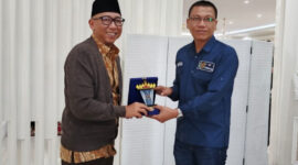 Poto: Ketua PWI Lampung Wirahadikusumah bersama Gubernur Lampung Rahmat Mirzani Djausal ( dok PWI Lampung).