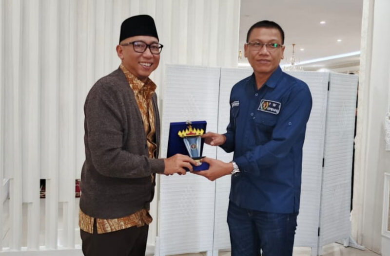 Poto: Ketua PWI Lampung Wirahadikusumah bersama Gubernur Lampung Rahmat Mirzani Djausal ( dok PWI Lampung).