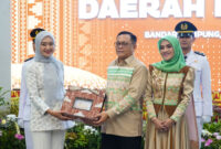 Wakil Gubernur Lampung  memberikan kenangan kepada kepada Irjen Pol Helmy Santika dalam acara pisah sambut Kapolda Lampung ( diakominfo).