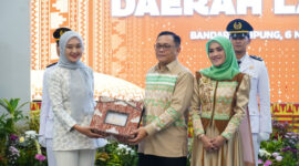 Wakil Gubernur Lampung  memberikan kenangan kepada kepada Irjen Pol Helmy Santika dalam acara pisah sambut Kapolda Lampung ( diakominfo).