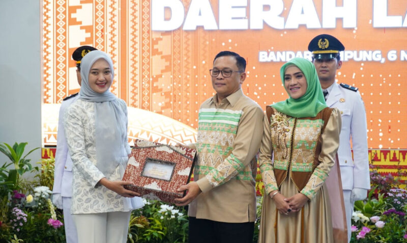 Wakil Gubernur Lampung  memberikan kenangan kepada kepada Irjen Pol Helmy Santika dalam acara pisah sambut Kapolda Lampung ( diakominfo).