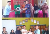 Ketua Jarmas Peduli Ridwansyah Yusuf serahkan sembako dalam rangka bhakti sosial peringati Hut Lamsel ke -69