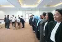 Pejabat yang dilantik tengah melakukan penandatangan berita acara pelantikan. (Foto.Juwantoro)