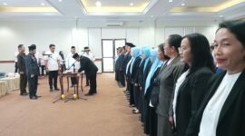 Pejabat yang dilantik tengah melakukan penandatangan berita acara pelantikan. (Foto.Juwantoro)