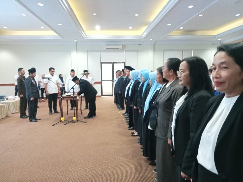 Pejabat yang dilantik tengah melakukan penandatangan berita acara pelantikan. (Foto.Juwantoro)