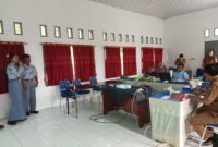 Para Pelajar tengah mempresentasikan kreativitas dan inovasinya dihadapan juri, Selasa, 11 November 2025. (Foto.Juwantoro)