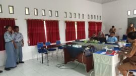 Para Pelajar tengah mempresentasikan kreativitas dan inovasinya dihadapan juri, Selasa, 11 November 2025. (Foto.Juwantoro)