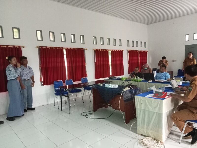 Para Pelajar tengah mempresentasikan kreativitas dan inovasinya dihadapan juri, Selasa, 11 November 2025. (Foto.Juwantoro)
