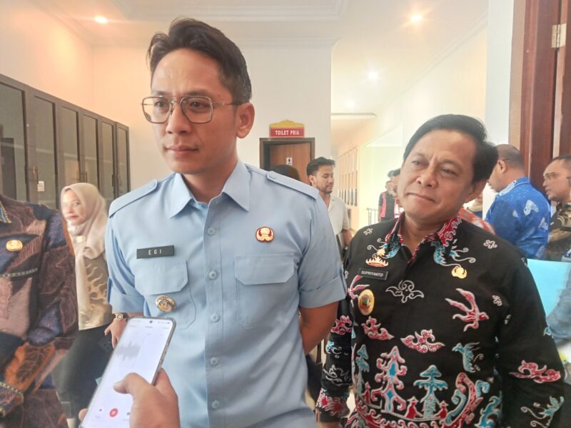 Bupati Lampung Selatan Radityo Egi Pratama dan Sekdakab Lamsel Supriyanto. (Foto.Juwantoro)