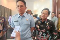 Bupati Lampung Selatan Radiyo Egi Pratama didampingi Sekdakab Lamsel Supriyanto tengah diwawancarai. (Foto.Juwantoro)