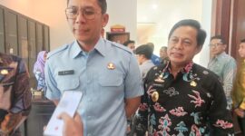 Bupati Lampung Selatan Radiyo Egi Pratama didampingi Sekdakab Lamsel Supriyanto tengah diwawancarai. (Foto.Juwantoro)