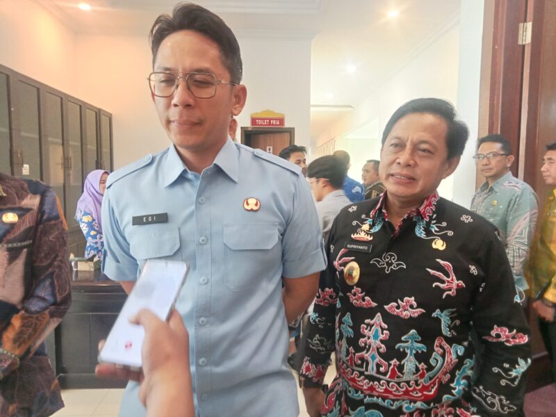 Bupati Lampung Selatan Radiyo Egi Pratama didampingi Sekdakab Lamsel Supriyanto tengah diwawancarai. (Foto.Juwantoro)