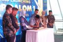 Gubernur Lampung Rahmat Mirzani Djausal menandatangani prasasti sebagai tanda diresmikanya KMP Dalom 1. (Foto.Juwantoro)