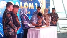 Gubernur Lampung Rahmat Mirzani Djausal menandatangani prasasti sebagai tanda diresmikanya KMP Dalom 1. (Foto.Juwantoro)