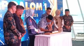 Gubernur Lampung Rahmat Mirzani Djausal menandatangani prasasti sebagai tanda diresmikanya KMP Dalom 1. (Foto.Juwantoro)