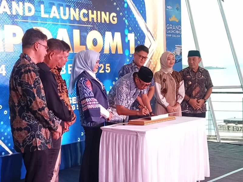 Gubernur Lampung Rahmat Mirzani Djausal menandatangani prasasti sebagai tanda diresmikanya KMP Dalom 1. (Foto.Juwantoro)