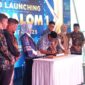Gubernur Lampung Rahmat Mirzani Djausal menandatangani prasasti sebagai tanda diresmikanya KMP Dalom 1. (Foto.Juwantoro)