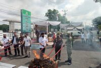 Kajari Lampung Selatan Suci Wijayanti, Wakil Bupati Lamsel M.Syaiful Anwar, Dandim 0421 LS Letkol Kav.M.Nuril Ambiyah dan perwakilan Polres Lamsel, Kepala Dinkes setempat Sumatri musnahkan barang bukti tindak pidana umum yang telah memiliki kekuatan hukum tetap. (Foto.Juwantoro)
