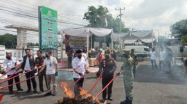Kajari Lampung Selatan Suci Wijayanti, Wakil Bupati Lamsel M.Syaiful Anwar, Dandim 0421 LS Letkol Kav.M.Nuril Ambiyah dan perwakilan Polres Lamsel, Kepala Dinkes setempat Sumatri musnahkan barang bukti tindak pidana umum yang telah memiliki kekuatan hukum tetap. (Foto.Juwantoro)