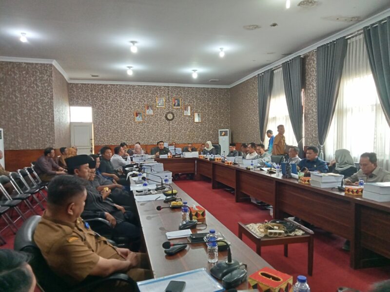 Badan Anggaran DPRD Lampung Selatan bahas anggaran dengan Tim Anggaran Pemerintah Daerah (TAPD), Senin, 2025. (Foto.Juwantoro)