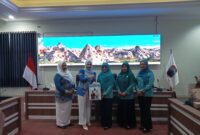 Wakil Ketua TP PKK Lampung Selatan Reni Apriyani Syaiful menyerahkan cindramata kepada Ketua TP PKK Muara Enim. (Foto.Juwantoro)