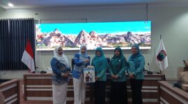 Wakil Ketua TP PKK Lampung Selatan Reni Apriyani Syaiful menyerahkan cindramata kepada Ketua TP PKK Muara Enim. (Foto.Juwantoro)