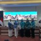 Wakil Ketua TP PKK Lampung Selatan Reni Apriyani Syaiful menyerahkan cindramata kepada Ketua TP PKK Muara Enim. (Foto.Juwantoro)