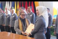 Poto: Purnama Wulan Sari  saat dikukuhkan sebagai Ketua FGI Lampung.