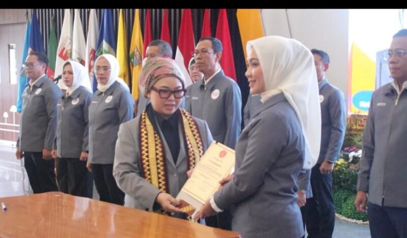 Poto: Purnama Wulan Sari  saat dikukuhkan sebagai Ketua FGI Lampung.