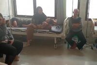 Poto: Orang tua Pasien, saat di rs Bob Bazar Kalianda ( poto Zulian).