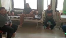 Poto: Orang tua Pasien, saat di rs Bob Bazar Kalianda ( poto Zulian).