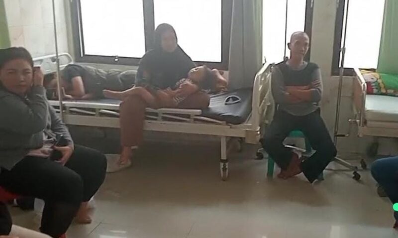 Poto: Orang tua Pasien, saat di rs Bob Bazar Kalianda ( poto Zulian).