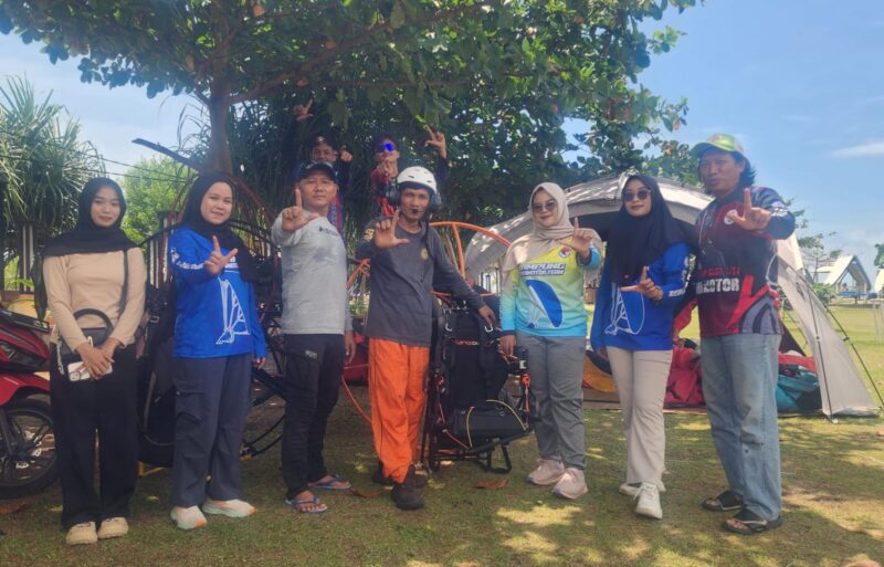 Poto: Para atlet Paramotor Lampung bersama pelatih dan ketua Pengprov ( poto muslim).