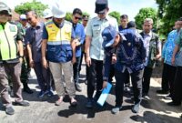 Bupati Lampung Selatan Radityo Egi Pratama didampingi Kabid Bina Marga Dinas PU -PR Lamsel Hasanuddin meninjau program pembangunan jalan di Desa Pasuruhan, Kecamatan Penengahan.