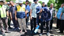 Bupati Lampung Selatan Radityo Egi Pratama didampingi Kabid Bina Marga Dinas PU -PR Lamsel Hasanuddin meninjau program pembangunan jalan di Desa Pasuruhan, Kecamatan Penengahan.