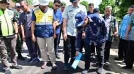Bupati Lampung Selatan Radityo Egi Pratama didampingi Kabid Bina Marga Dinas PU -PR Lamsel Hasanuddin meninjau program pembangunan jalan di Desa Pasuruhan, Kecamatan Penengahan.