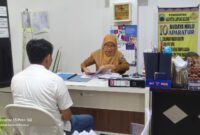 Seorang peserta tengah mendaftar calon direksi Perumda Tirta Jasa Lampung Selatan