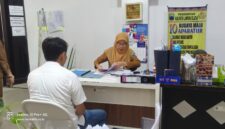 Seorang peserta tengah mendaftar calon direksi Perumda Tirta Jasa Lampung Selatan