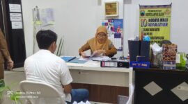 Seorang peserta tengah mendaftar calon direksi Perumda Tirta Jasa Lampung Selatan