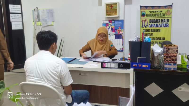 Seorang peserta tengah mendaftar calon direksi Perumda Tirta Jasa Lampung Selatan