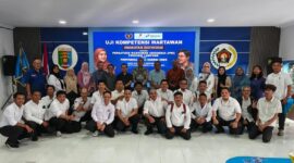 Poto: Peserta yang ikut UkW Aangkatan 37 Poto bersama Penguji dan Pemgurus PWI Lampung ( Dok PWI Lampung).