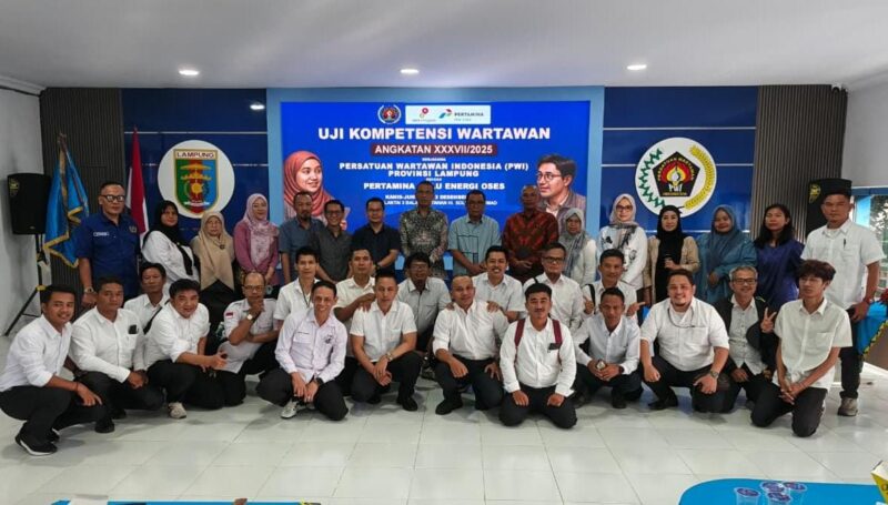 Poto: Peserta yang ikut UkW Aangkatan 37 Poto bersama Penguji dan Pemgurus PWI Lampung ( Dok PWI Lampung).