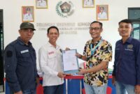Poto: Edwin Apriandi menyerahkan Pormulir pendaftaran Kepada ketua Panitia Muslim sebagai calon Ketua PWI Lamsel