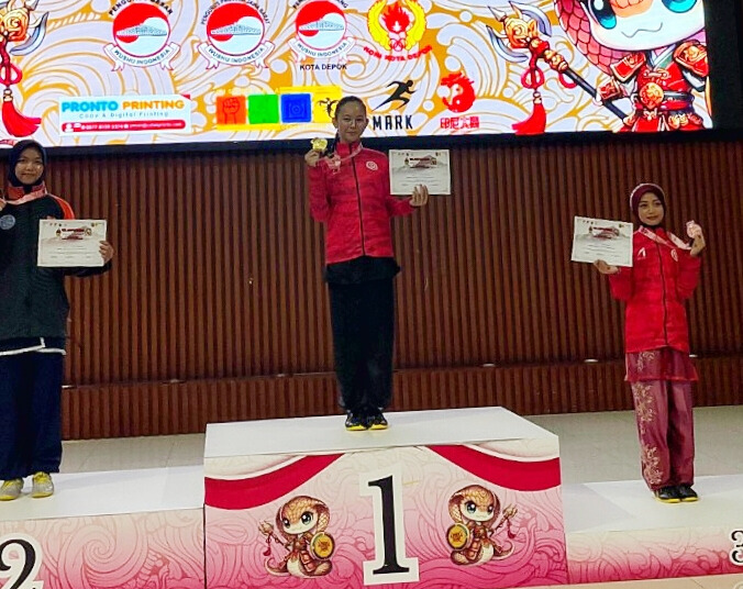 Poto: Kiara Citra Kalista saat menerima Medali 