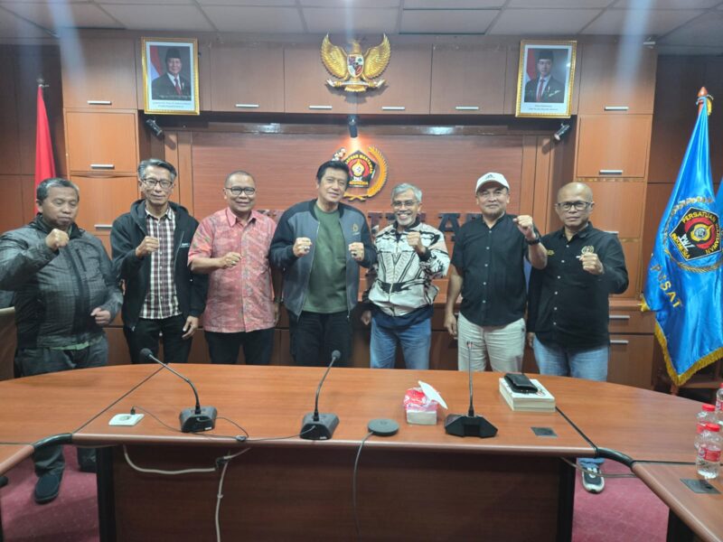 Poto: Ketua Tim Penyempurnaan AD/ART PWI Pusat, Zulkifli Gani Ottoh bersama tim dari berbagai daerah